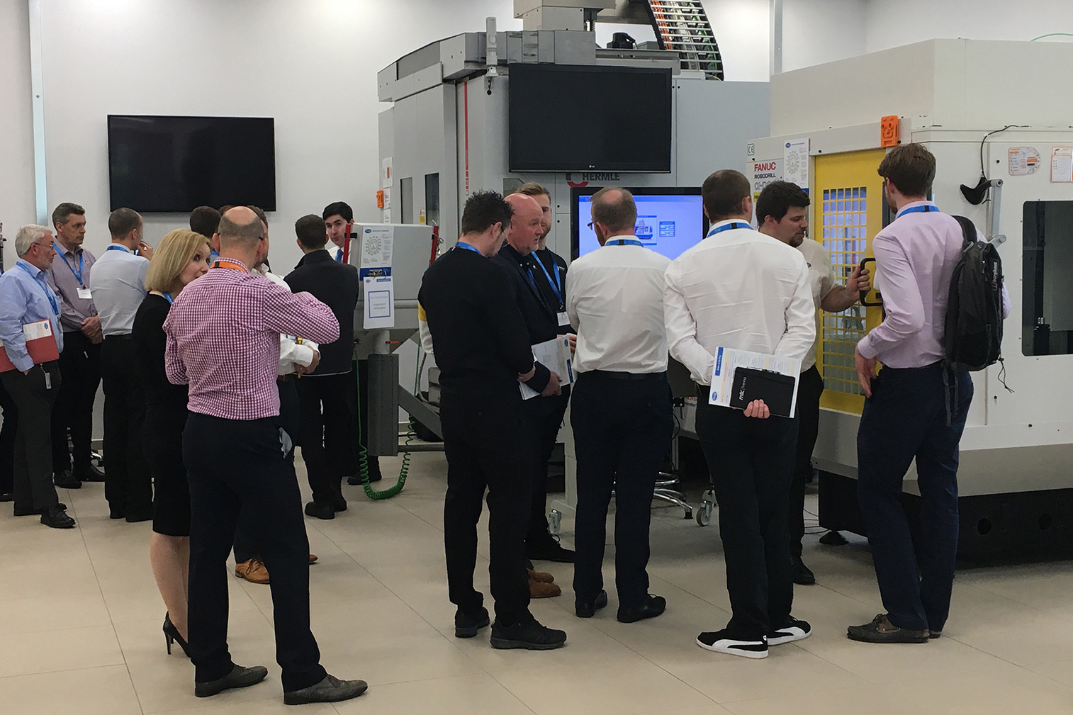 Delegates-with-MSP-engineers-during-on-machine-demos